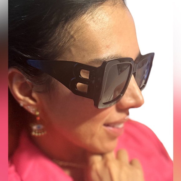 B Sunglasses black frame.  Very good copy. - Picture 6 of 6